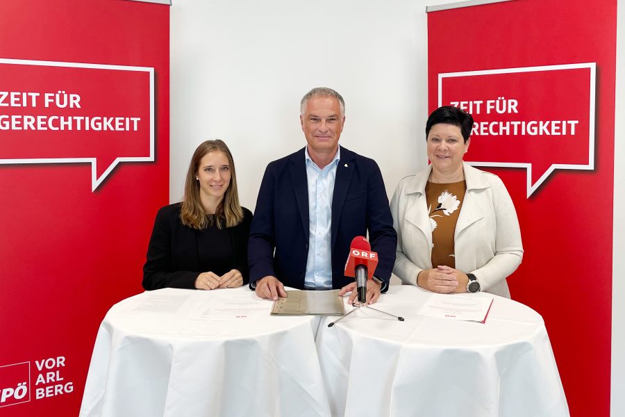 Stefanie Matei, Mario Leiter und Elke Zimmermann weisen in einer Pressekonferenz auf die Dringlichkeit eines SPÖ Antrags hin, in dem die SPÖ die Möglichkeit auf Schwangerschaftsabbrüchen an Landeskrankenhäusern fordert.